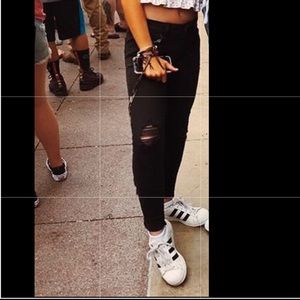 SUPER CUTE AMERICAN EAGLE BLACK RIPPED JEANS❤️
